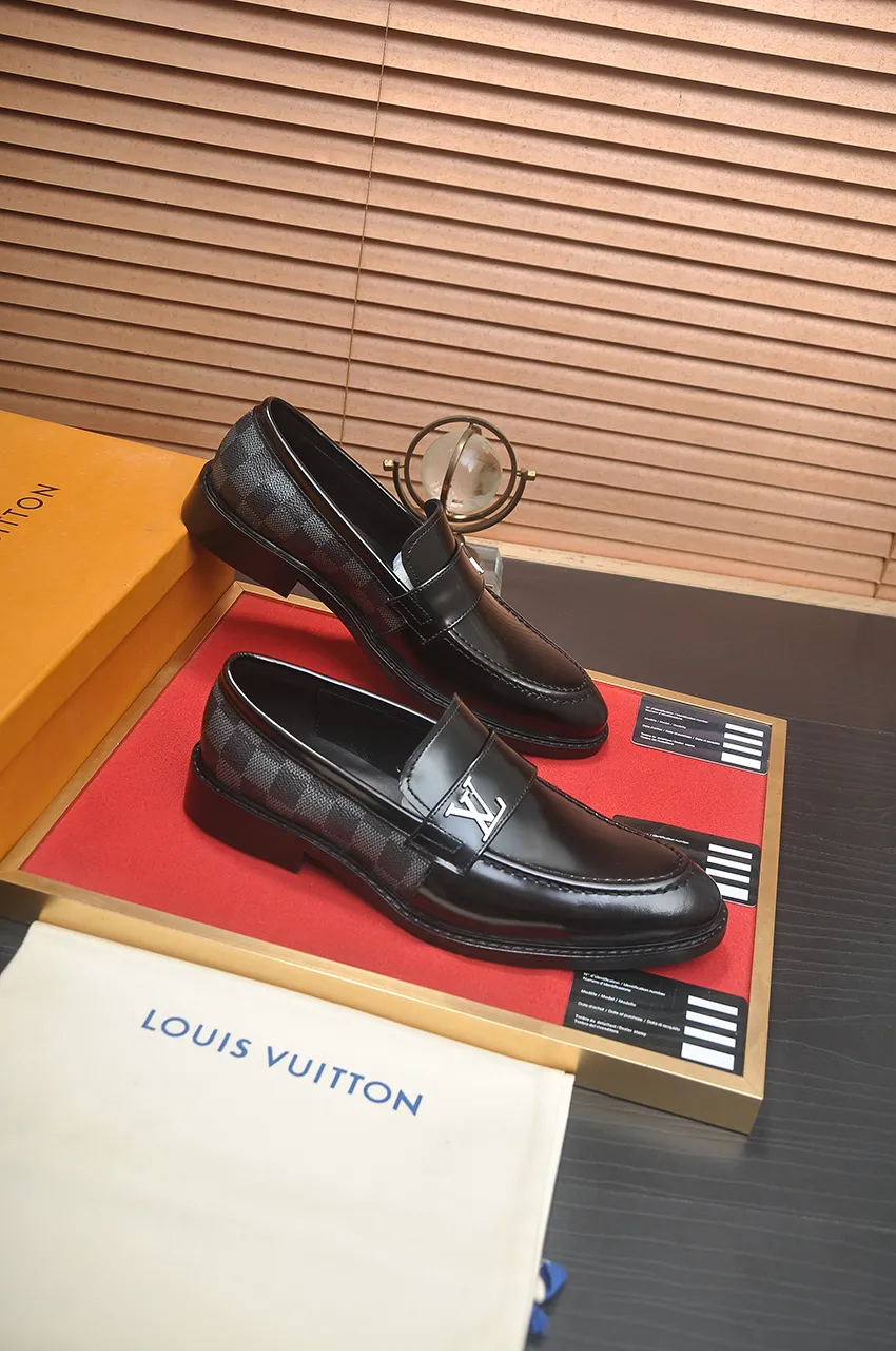 Men's men's shoes 💰460💶 [LV] (original single cowhide lining) 🍀LV's latest genuine leather business suit shoes are launched simultaneously on the official website. The first-layer cowhide imported from Italy is made of heavy gold, 💥1:1 rubber outsole from the official website. Versatile to wear, high-end without losing class, and the color combination is extraordinary. This four-season style is alluring when worn on your feet, showing off your big-name flair. Standard code 38-45 (45 customized)